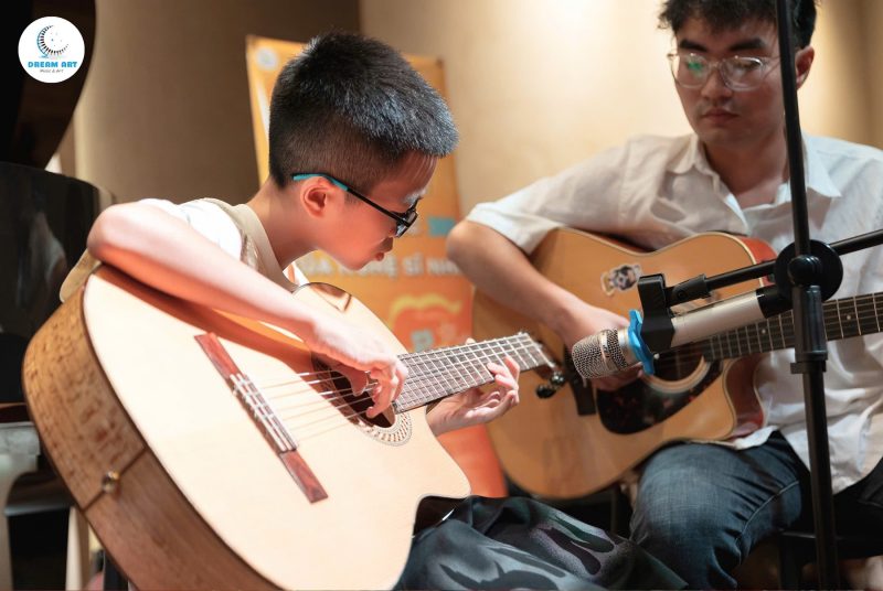 Lớp Guitar DREAM ART - Nơi Con Thổi Hồn Vào Từng Giai Điệu