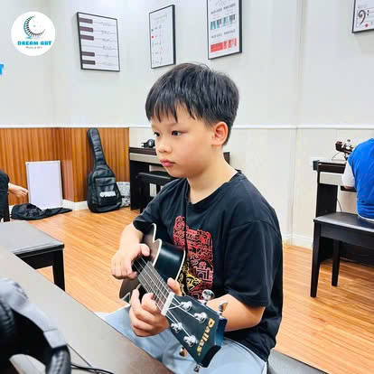 Học Guitar Cho Trẻ Em Tại Dream Art - Khơi Dậy Năng Khiếu Âm Nhạc Cho Bé